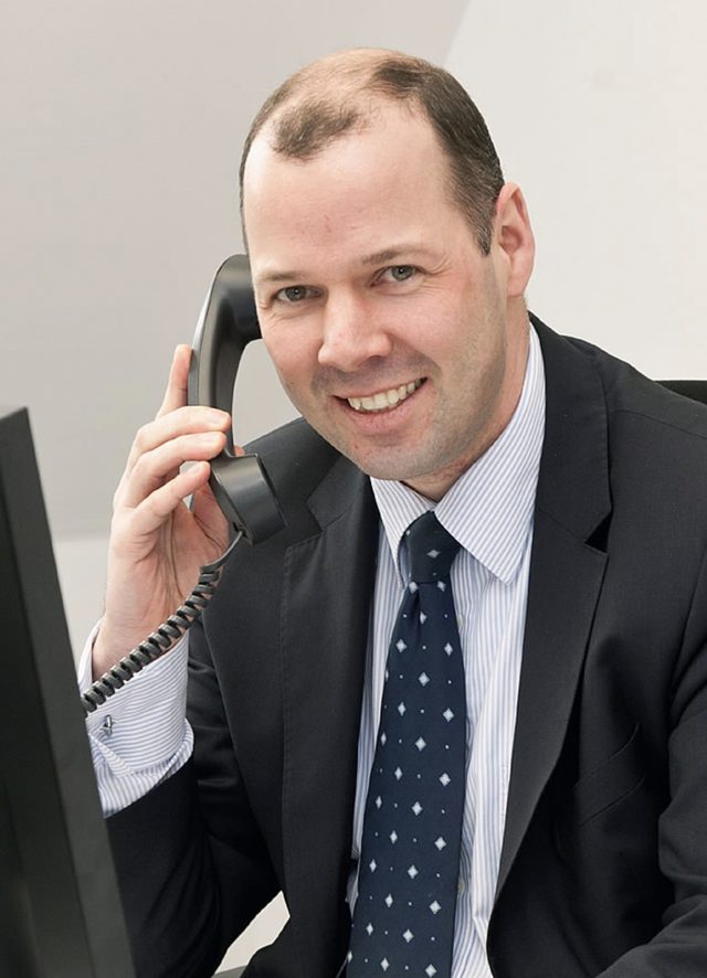 Alexander Visser, Bankkaufmann und unabhängiger Kreditvermittler, am Telefon bei der Beratung